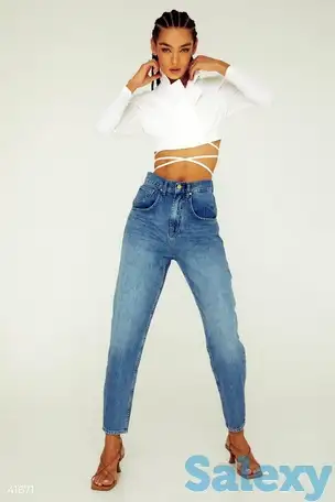 Стильные джинсы голубого цвета, фотография 1