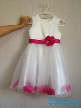 Платье нарядное белое с кремовым, детали цвета фуксии, недорого, фотография 2