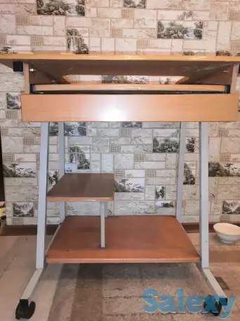 Компьютерный столик, фотография 1