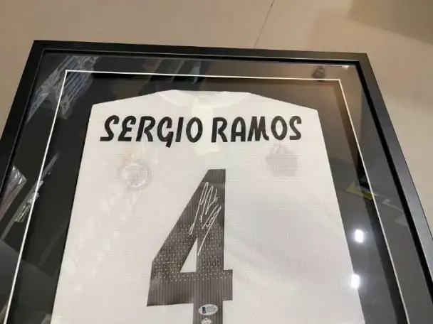 Футболка ФК «реал Мадрид» с автографом Серхио Рамоса сезон 2018-19, фотография 3