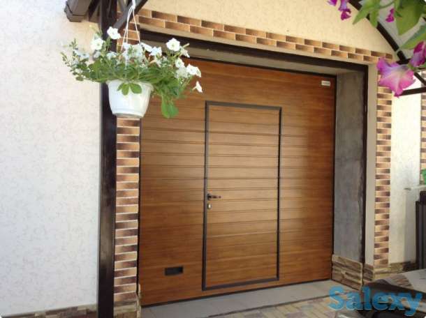 Гаражные секционные автоматические ворота со встроенной калиткой, фотография 2