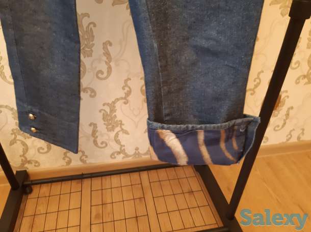 Джинсы классические и модные, синие и красные, с вышивкой и короткие, фотография 9