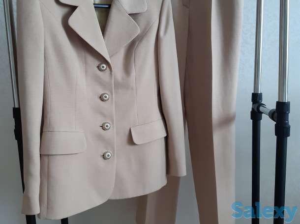 Бежевый костюм для офиса или университета, фотография 6