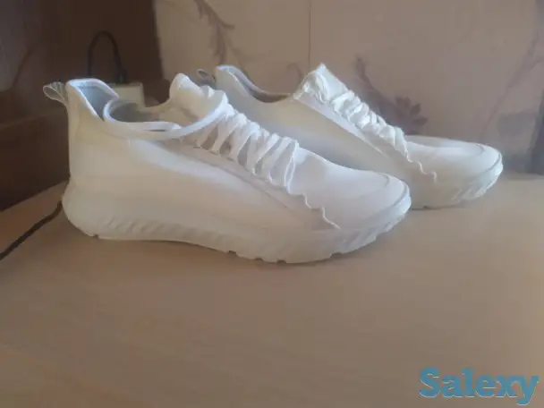 Продам кроссовки , белого цвета , были куплены в Израиле ,реальная цена 300$, фотография 3