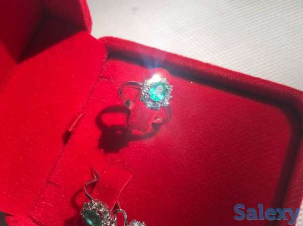 Золотой комплект с бриллиантом и изумрудом из кольца и серег, фотография 3