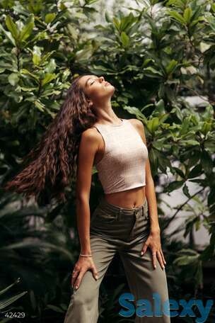 Кроп-топ с дизайнерским принтом 