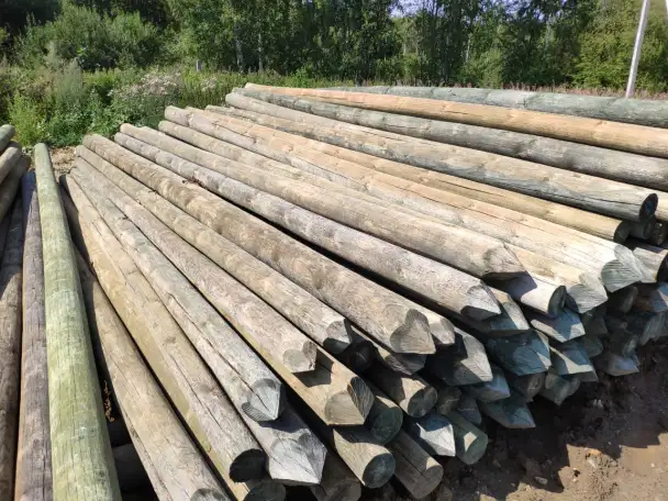 Пропитанные антисептиком опоры столбы ЛЭП, фотография 1