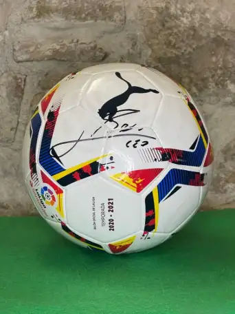 Футбольный мяч с автографом Лионеля Месси, фотография 1