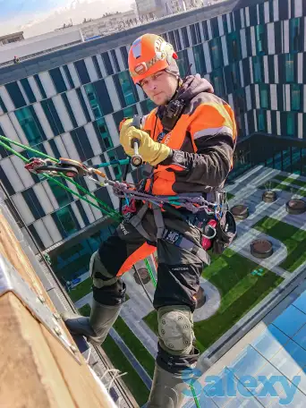 Мойка фасада аппаратом высокого давления / Очистка фасада / Высотные работы / Промышленный альпинизм / Альпинисты, фотография 2