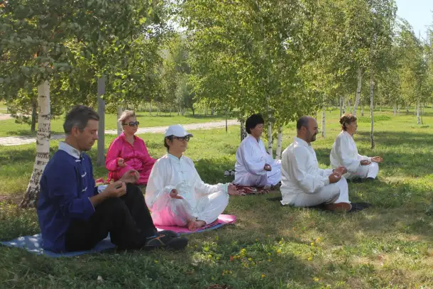 Занятия Цигун и Ушу по вечерам в Астане, на левом берегу., фотография 1