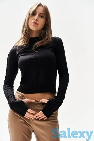 Черный лонгслив со швами, фотография 1