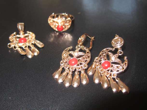 Бижуте́рия — украшения из недорогих материалов. , фотография 1