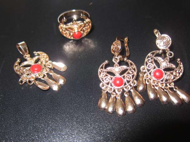 Бижуте́рия — украшения из недорогих материалов. , фотография 2