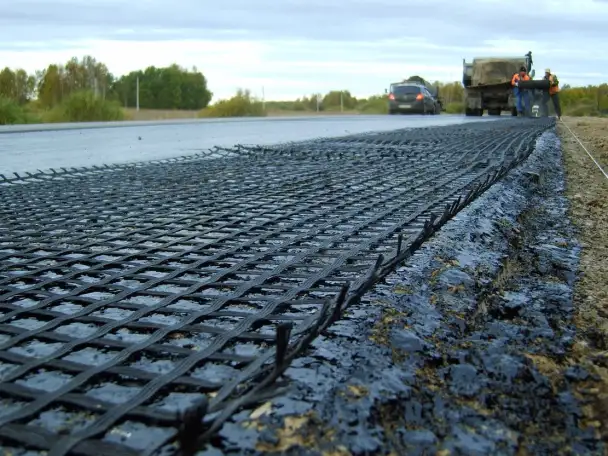 Геосетки Геоспан АС изготавливаются из полиэфирных нитей, пропитанных битумным раствором, фотография 2