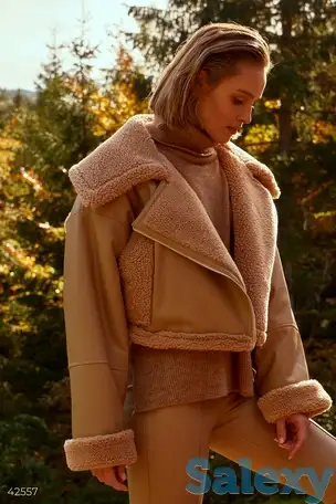 Трендовая дубленка в бежевом цвете, фотография 1