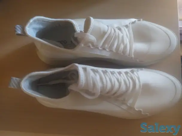 Продам кроссовки , белого цвета , были куплены в Израиле ,реальная цена 300$, фотография 1