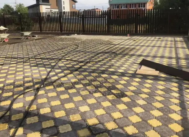 Укладка тротуарной плитки  Установка поребриков и бардюров  Преобразуем ваш двор в красоту и удобства.  Качественно и, фотография 20