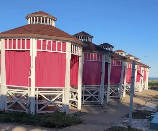 Готовые летние беседки со столешницей и тапчанами, фотография 1