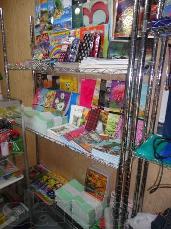 продам 2 стеклянные витрины и 3 полки, фотография 3