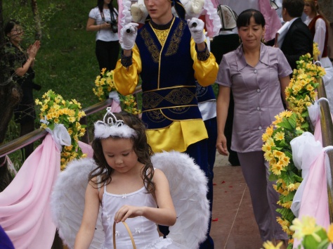 трон и сопровождение, фотография 4