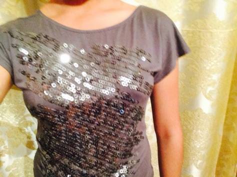 Стильная футболку от известной марки 