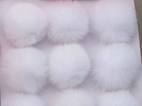 Помпоны из песца и енота оптом, фотография 7