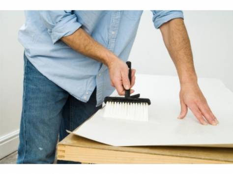 Нанесение обоев на стену, фотография 1