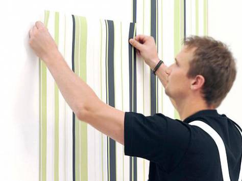 Нанесение обоев на стену, фотография 1