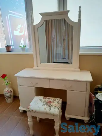 продам туалетный столик с пуфиком, фотография 1