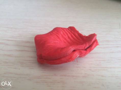 Шелковые, красные лепестки роз, фотография 1