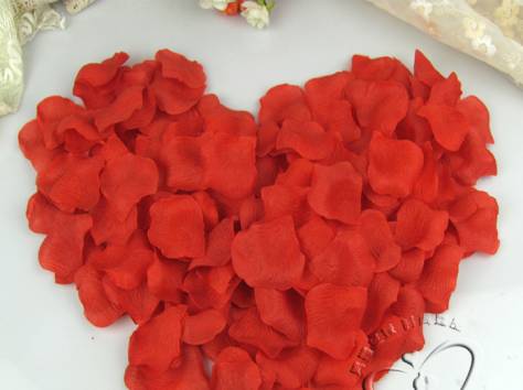 Шелковые, красные лепестки роз, фотография 3