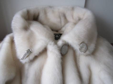 Белая искусственная шубка, фотография 4