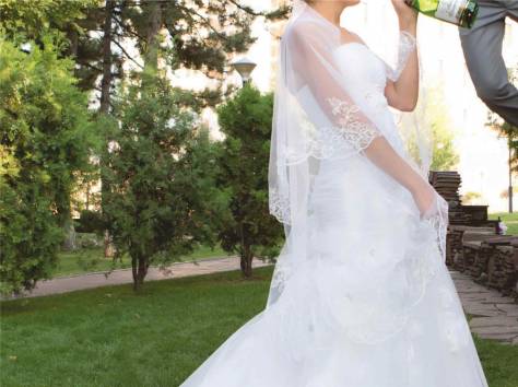 Свадебное платье со шлейфом б/у, фотография 3