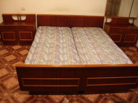 Продам спальню б/у: кровать, шкаф, 2 тумбочки, трюмо., фотография 3