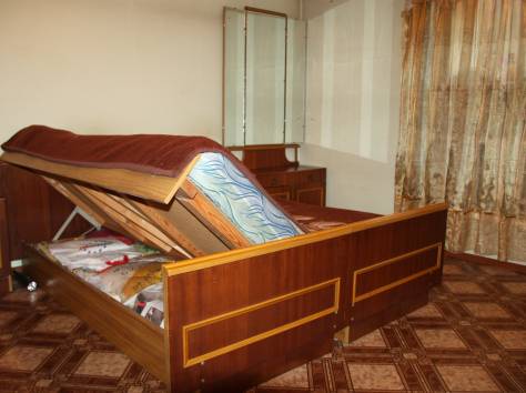 Продам спальню б/у: кровать, шкаф, 2 тумбочки, трюмо., фотография 4