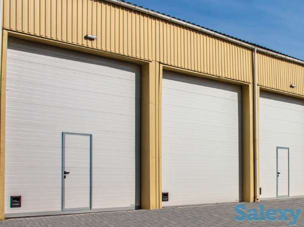 Промышленные секционные автоматические ворота со встроенной калиткой, фотография 1