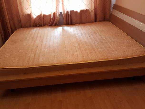 Продам двухспальную кровать и две тумбочкм, фотография 1