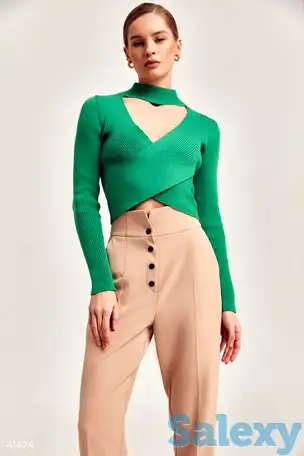 Зеленый топ с вырезом, фотография 1