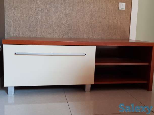 Продам 3-х секционную низкую горизонтальную тумбу под телевизор, цвет белый + орех в отличном состоянии, фотография 1