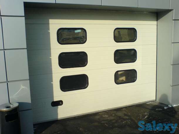 Секционные гаражные  ворота  с окном, фотография 1