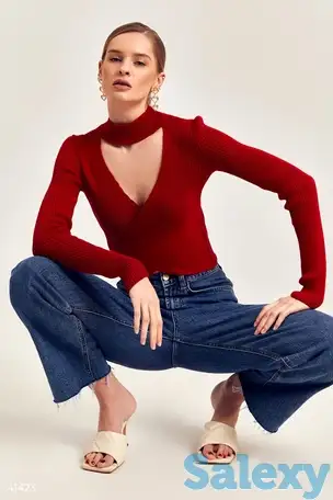 Красный топ с вырезом, фотография 1