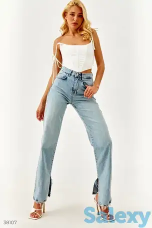 Голубые джинсы с разрезами, фотография 2