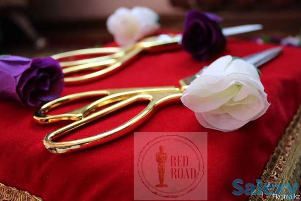 Золотые ножницы, красная подушка с бахромой и атласная лента, фотография 1