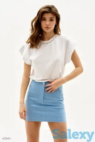 Белая футболка с камнями, фотография 1