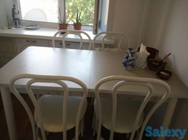 Стол обеденный и четыре стула, фотография 1