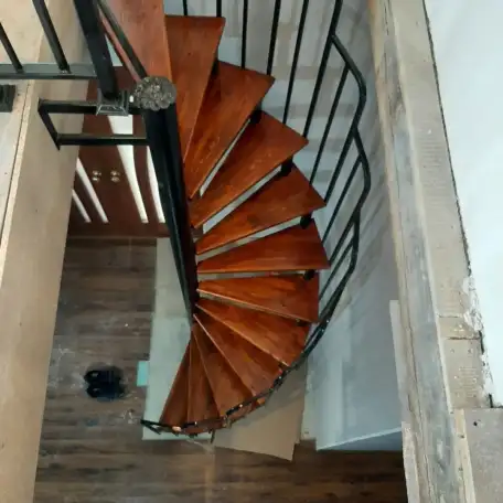 Продаю винтовую металлическую лестницу в 2х уровневой квартире, фотография 1