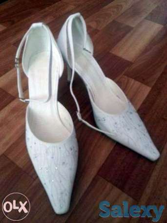 Белые свадебные туфли, фотография 1