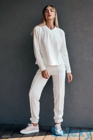 Белый костюм с рельефными швами, фотография 1