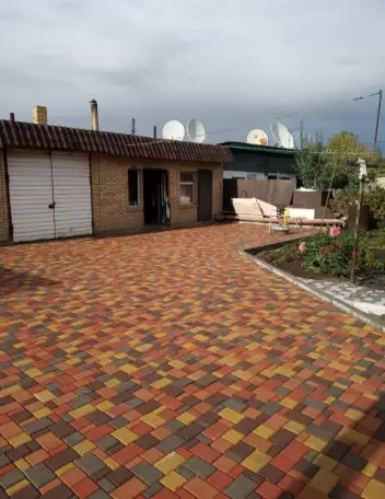 Укладка тротуарной плитки  Установка поребриков и бардюров  Преобразуем ваш двор в красоту и удобства.  Качественно и, фотография 2