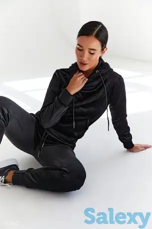 Черный велюровый костюм, фотография 1